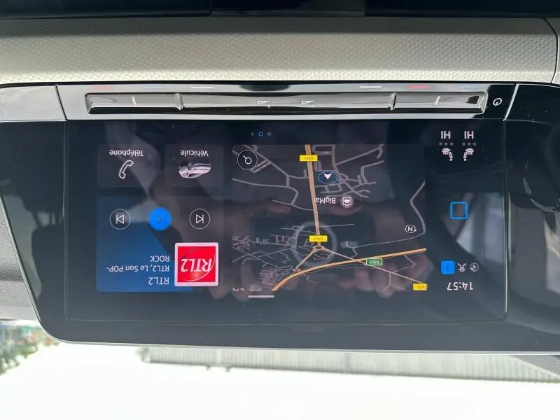 Écran tactile central de la Volkswagen Golf 1.5 eTSI Style 2024, affichant navigation et commandes multimédia.