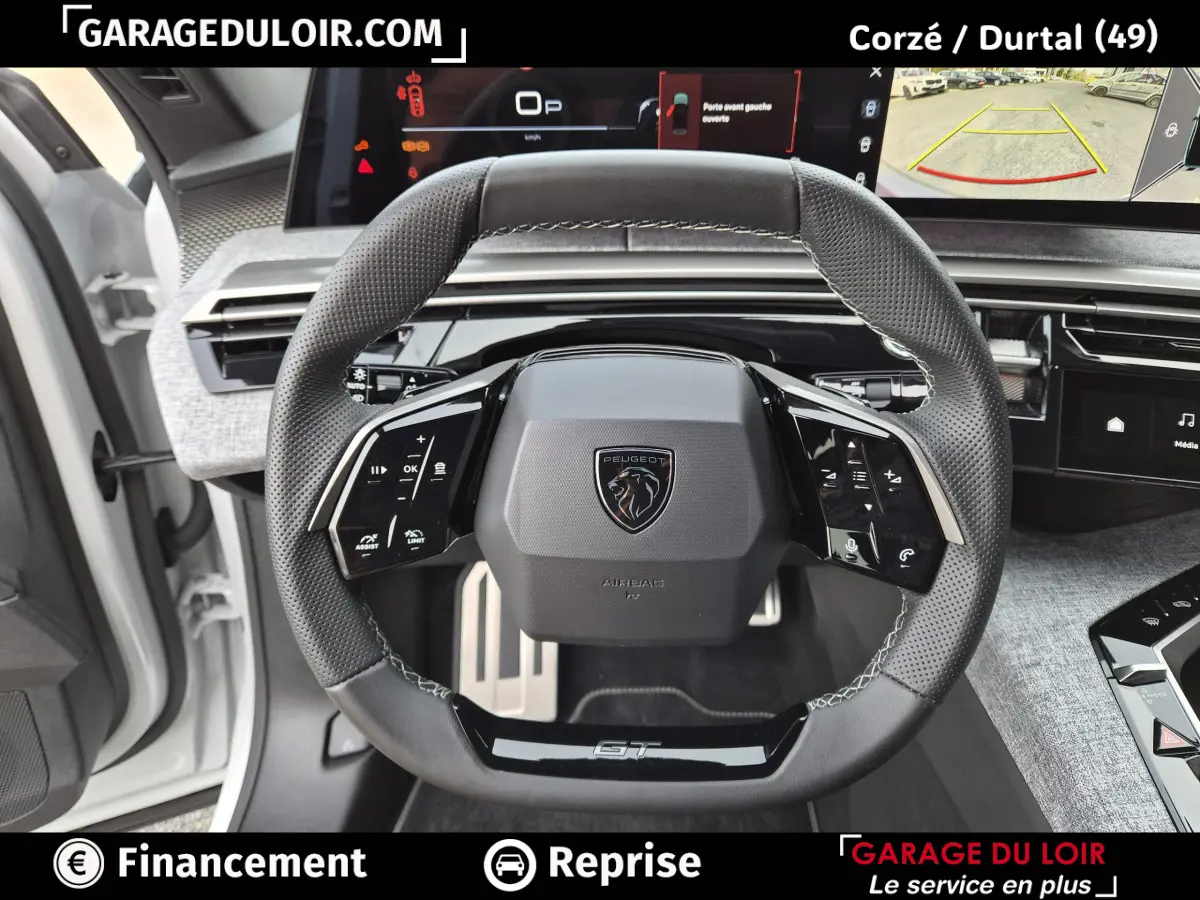 Vue intérieure centrée sur le volant cuir noir GT du Peugeot 3008 blanc, avec tableau de bord numérique et écran de caméra de recul.