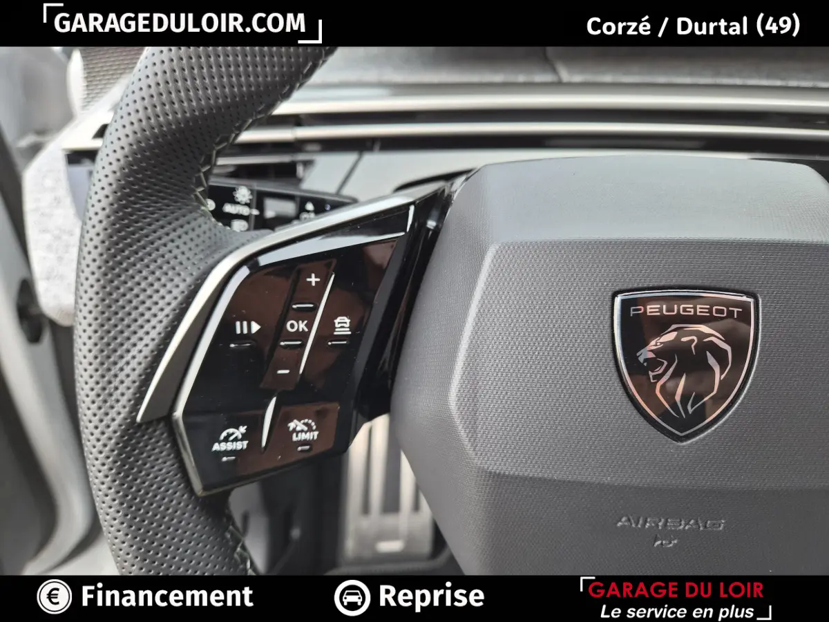 Gros plan sur le volant cuir perforé du Peugeot 3008 blanc, avec commandes multifonctions et logo lion central.