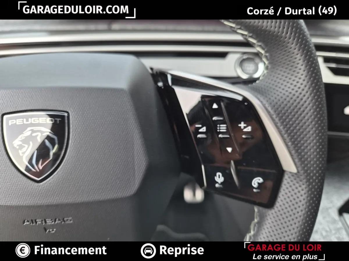 Gros plan sur le volant noir perforé du Peugeot 3008 blanc, avec commandes multifonctions visibles à droite.