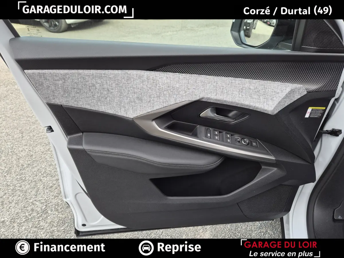 Vue intérieure de la porte avant gauche blanche du Peugeot 3008 1.2 Hybrid 145 GT avec habillage tissu gris et commandes électriques.