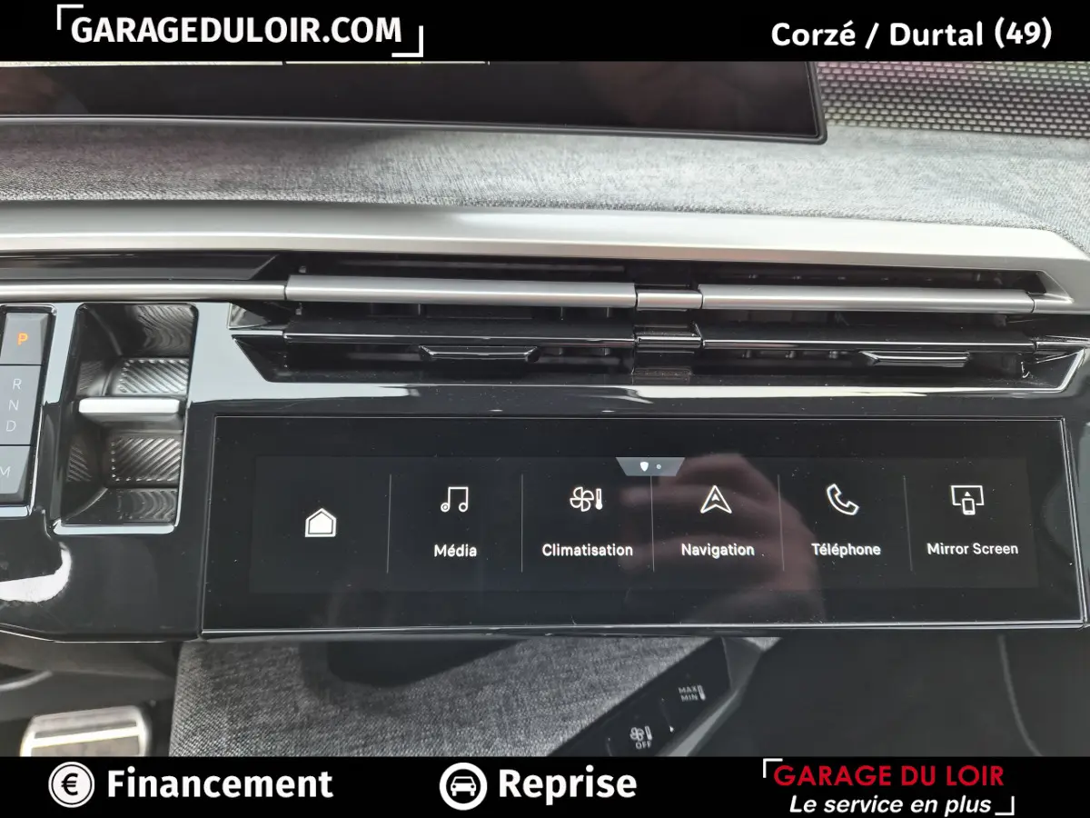 Vue rapprochée de l'écran tactile central noir du tableau de bord du Peugeot 3008 blanc, affichant les menus multimédia et navigation.