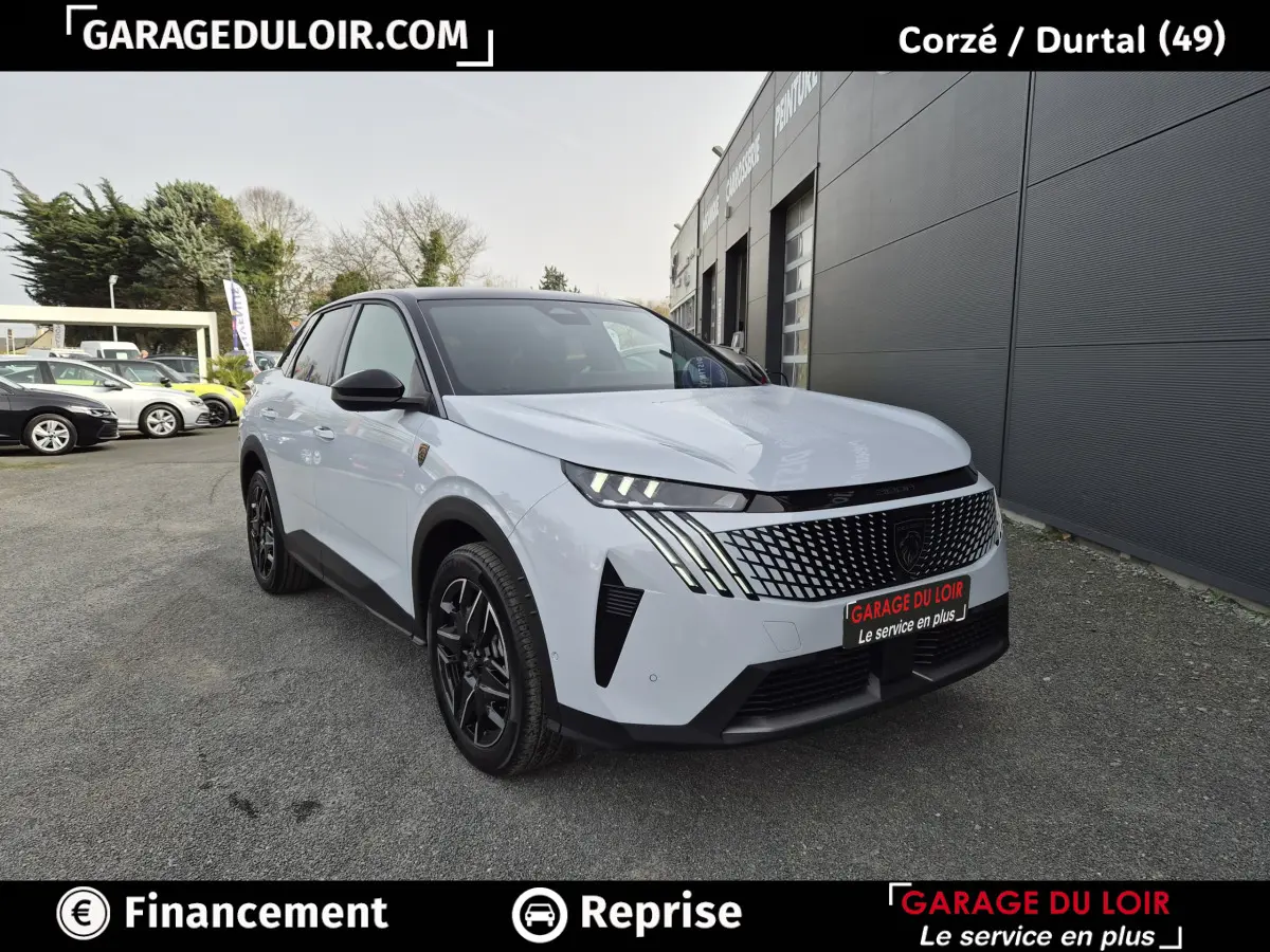 Peugeot 3008 blanc en 3/4 avant droit, avec calandre distinctive à motifs et phares LED griffés verticalement.