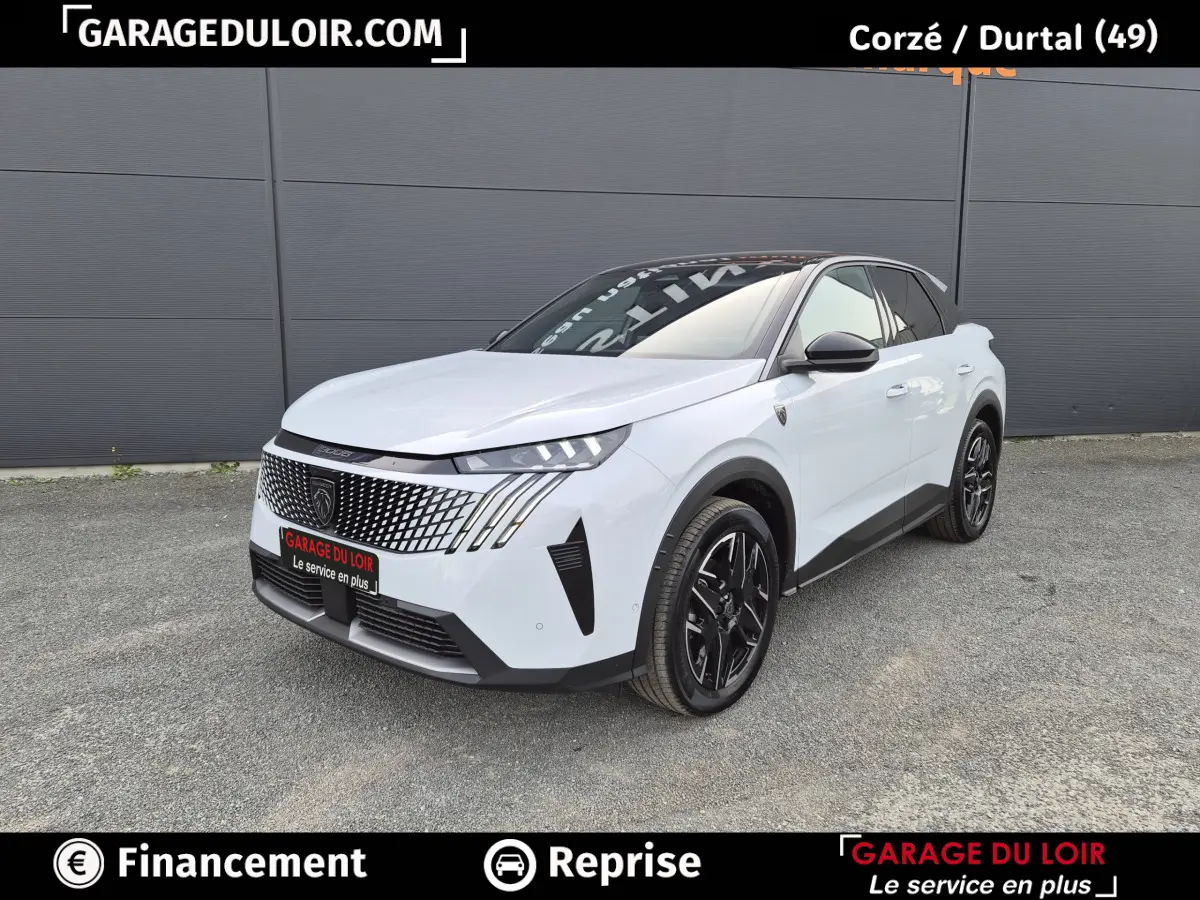 Peugeot 3008 blanc vue 3/4 avant droit, calandre distinctive et jantes noires brillantes.