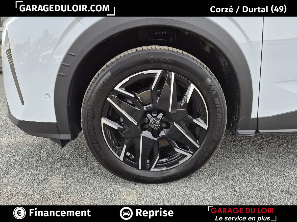 Gros plan sur la roue avant droite noire et argentée du Peugeot 3008 blanc 2025, avec jante design moderne.