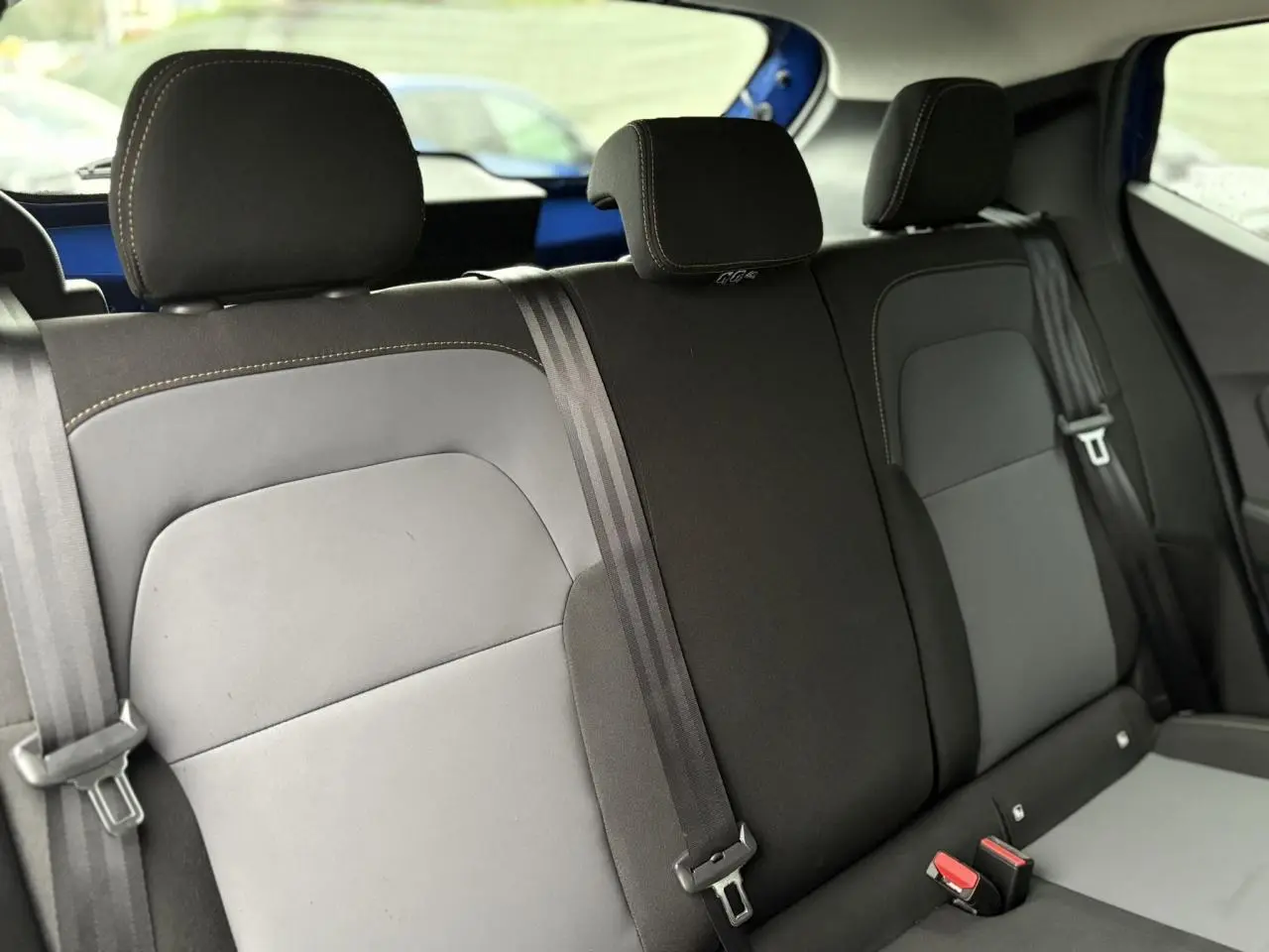 Vue intérieure sur la banquette arrière noire et grise de la Dacia Sandero Stepway 2025, avec ceinture de sécurité visible.