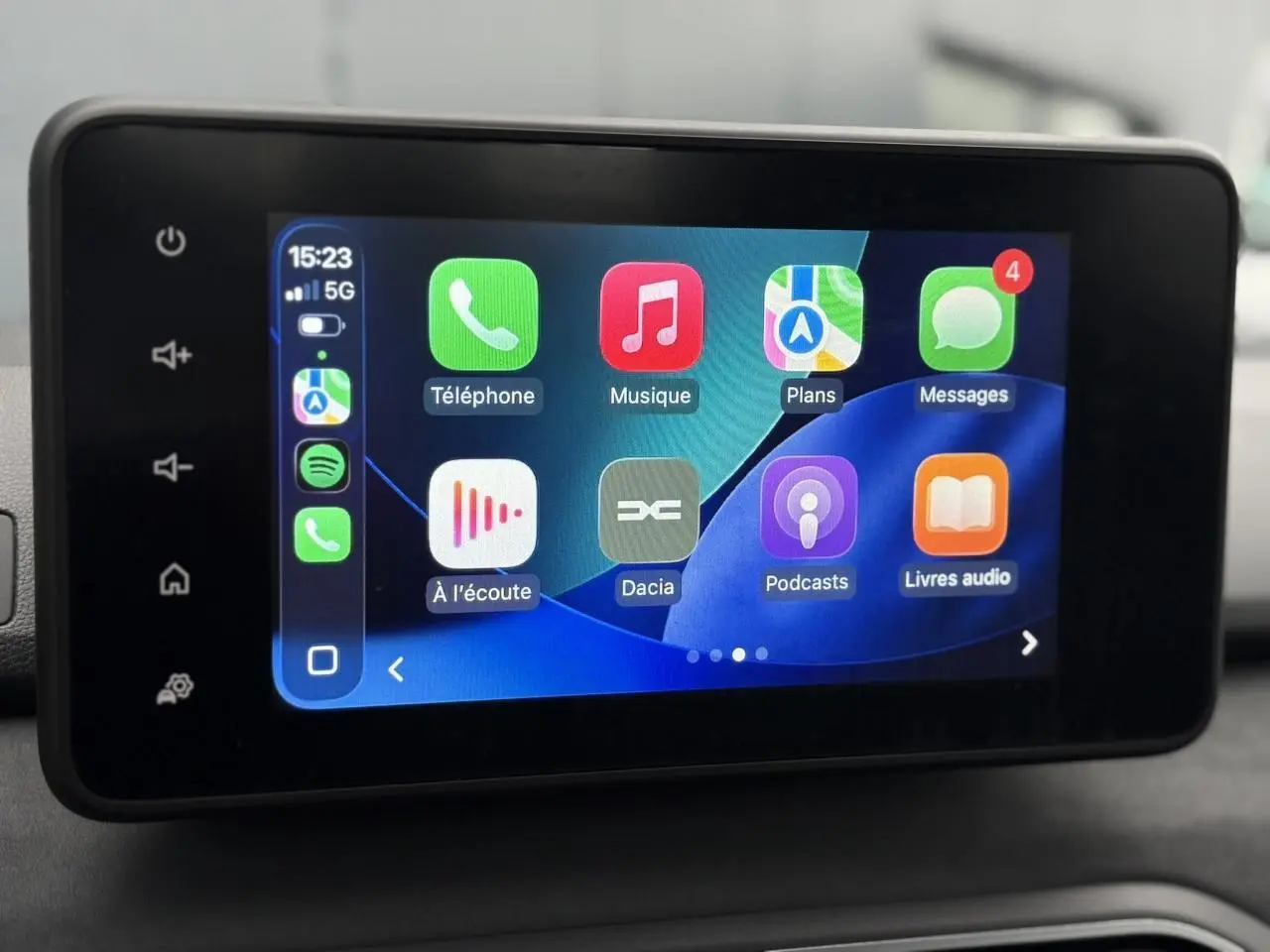 Écran tactile multimédia 8 pouces de la Dacia Sandero Stepway Bleu Iron, affichant Apple CarPlay en vue frontale rapprochée.