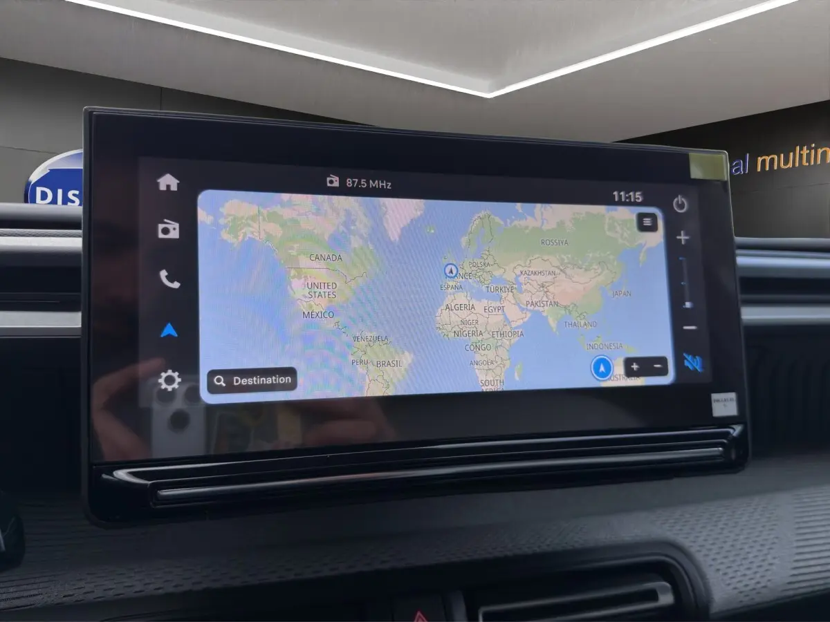 Écran tactile central affichant la navigation 3D dans l'habitacle d'une Citroën C3 Hybride rouge, vue intérieure.