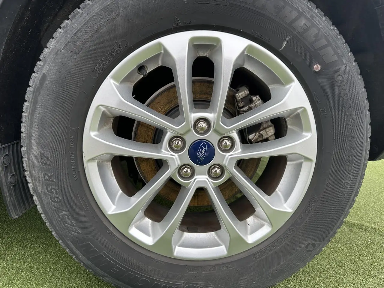 Gros plan sur la jante alliage 17 pouces 10 branches finition Titanium du Ford Kuga gris solaire de 2020.