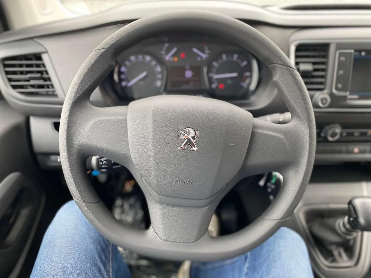 Vue rapprochée du volant Peugeot Expert Fourgon 2023 avec tableau de bord et levier de vitesses manuelle visibles.