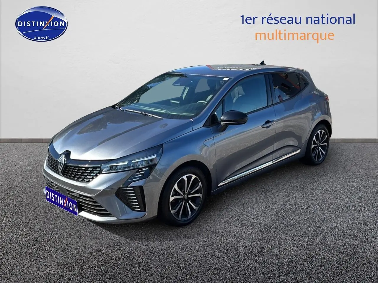 Renault Clio V gris pizarra vue 3/4 avant droit avec jantes alliage et calandre chromée sur fond neutre.