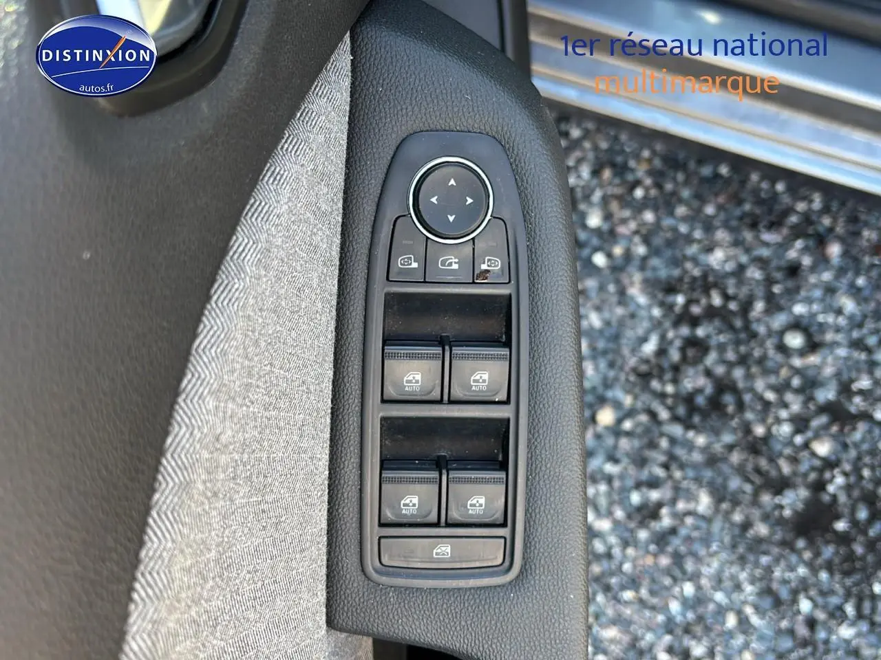 Panneau de commandes des vitres électriques côté gauche en textile gris sur Renault Clio V gris pizarra 2024.