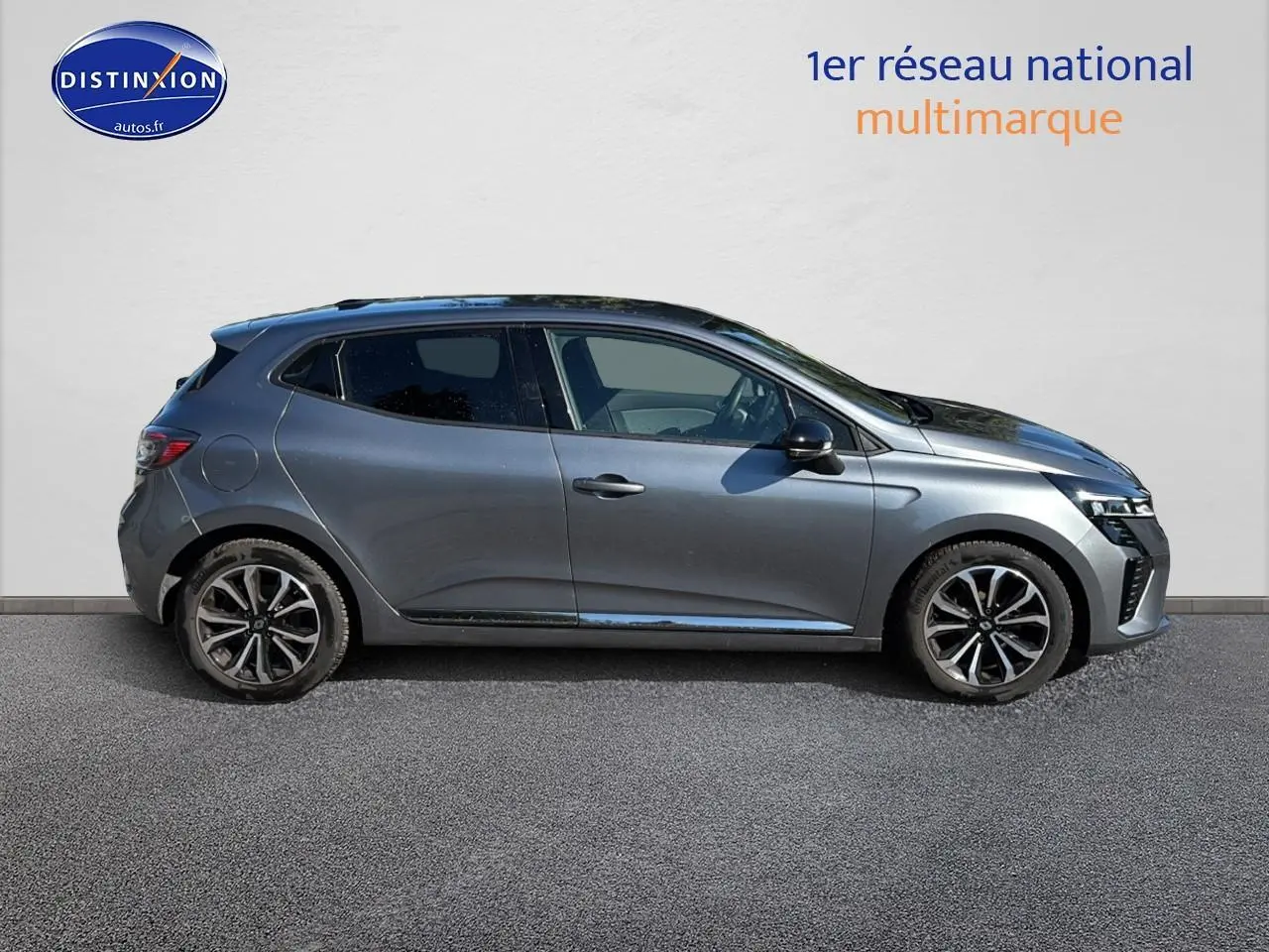 Renault Clio V gris pizarra vue de profil côté gauche, jantes alliage noires et toit noir brillant.