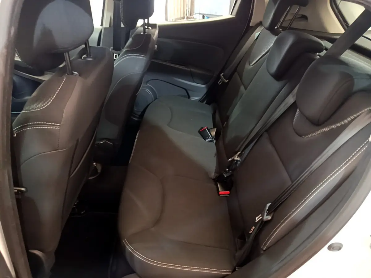 Vue intérieure sur la banquette arrière noire avec surpiqûres blanches de la Renault Clio Business TCe 90 blanche 2019.