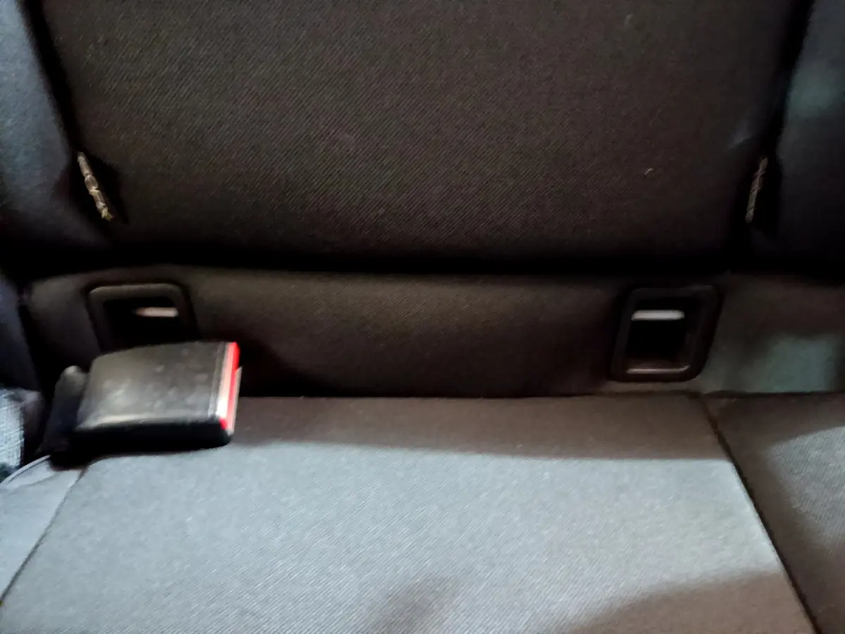 Détail de la banquette arrière noire avec ceinture de sécurité visible dans une Renault Clio Business TCe 90 blanche de 2019.