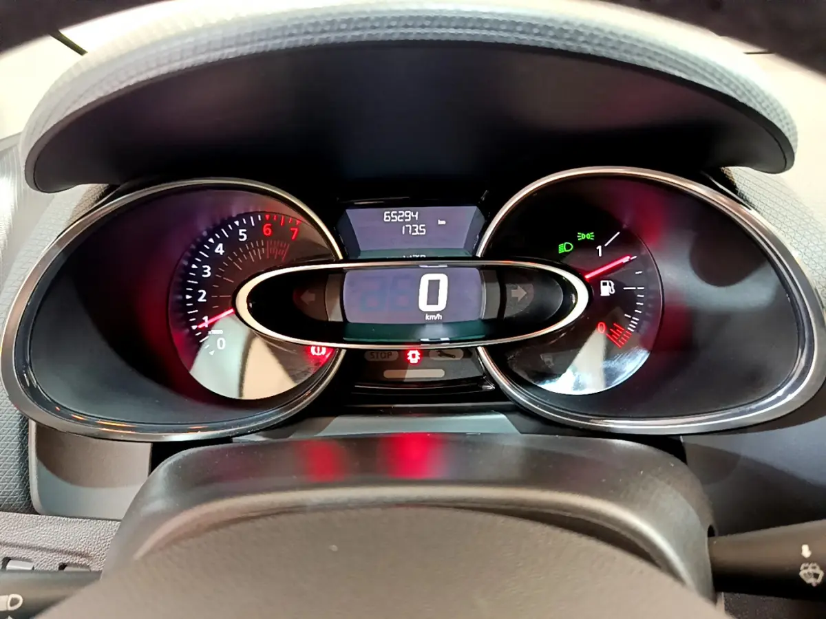 Tableau de bord de Renault Clio Business TCe 90 2019, vue frontale sur compteurs numériques et analogiques.