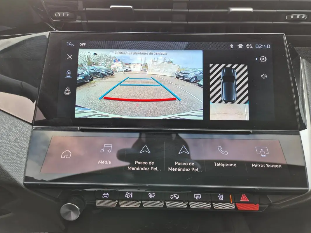 Écran tactile intérieur de la Peugeot 308 bleu 2024 montrant la caméra de recul et l'interface multimédia.