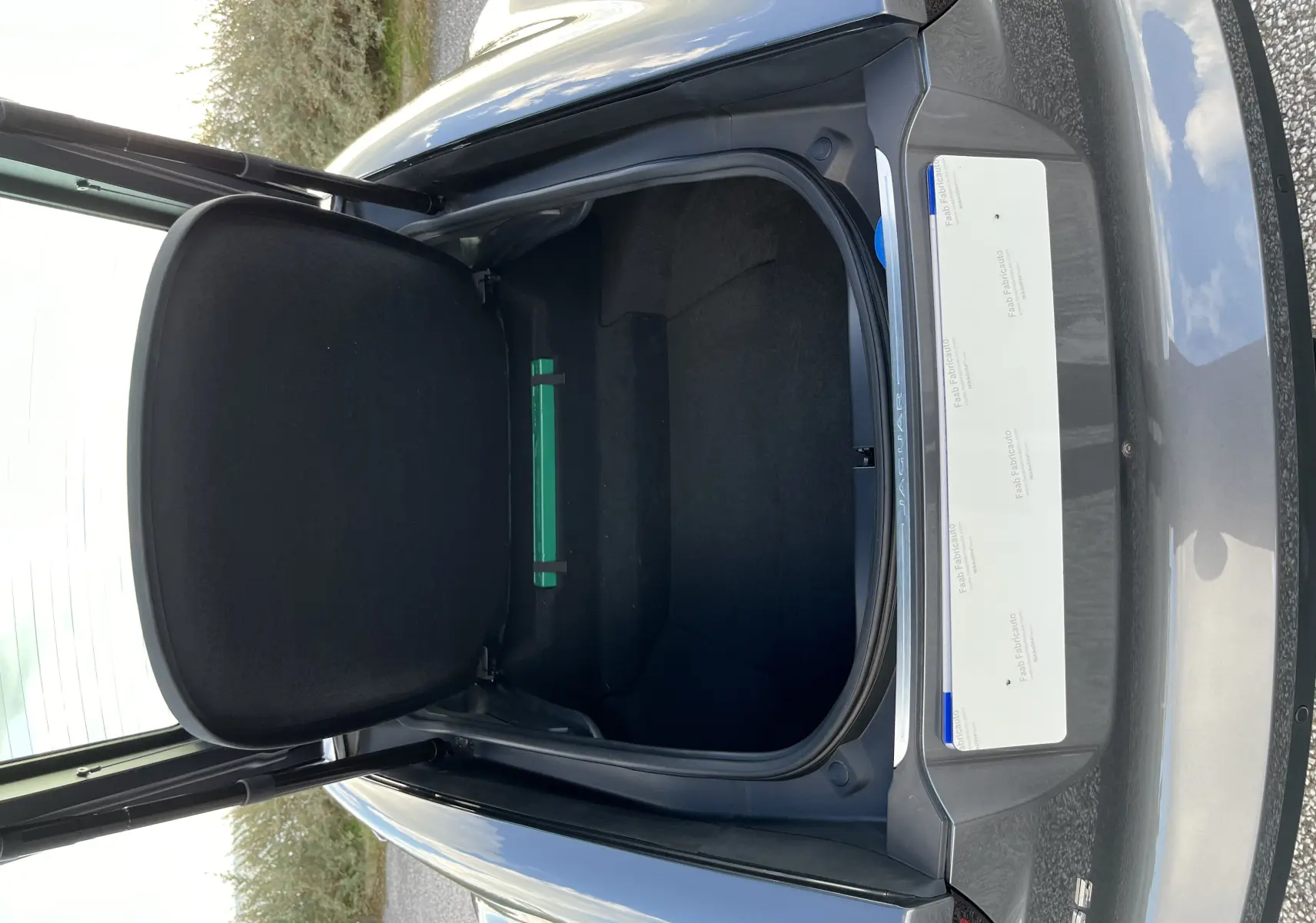 Coffre arrière ouvert vu de dessus sur Jaguar F-TYPE II Coupé 2.0T 2018 gris Corris avec intérieur noir.