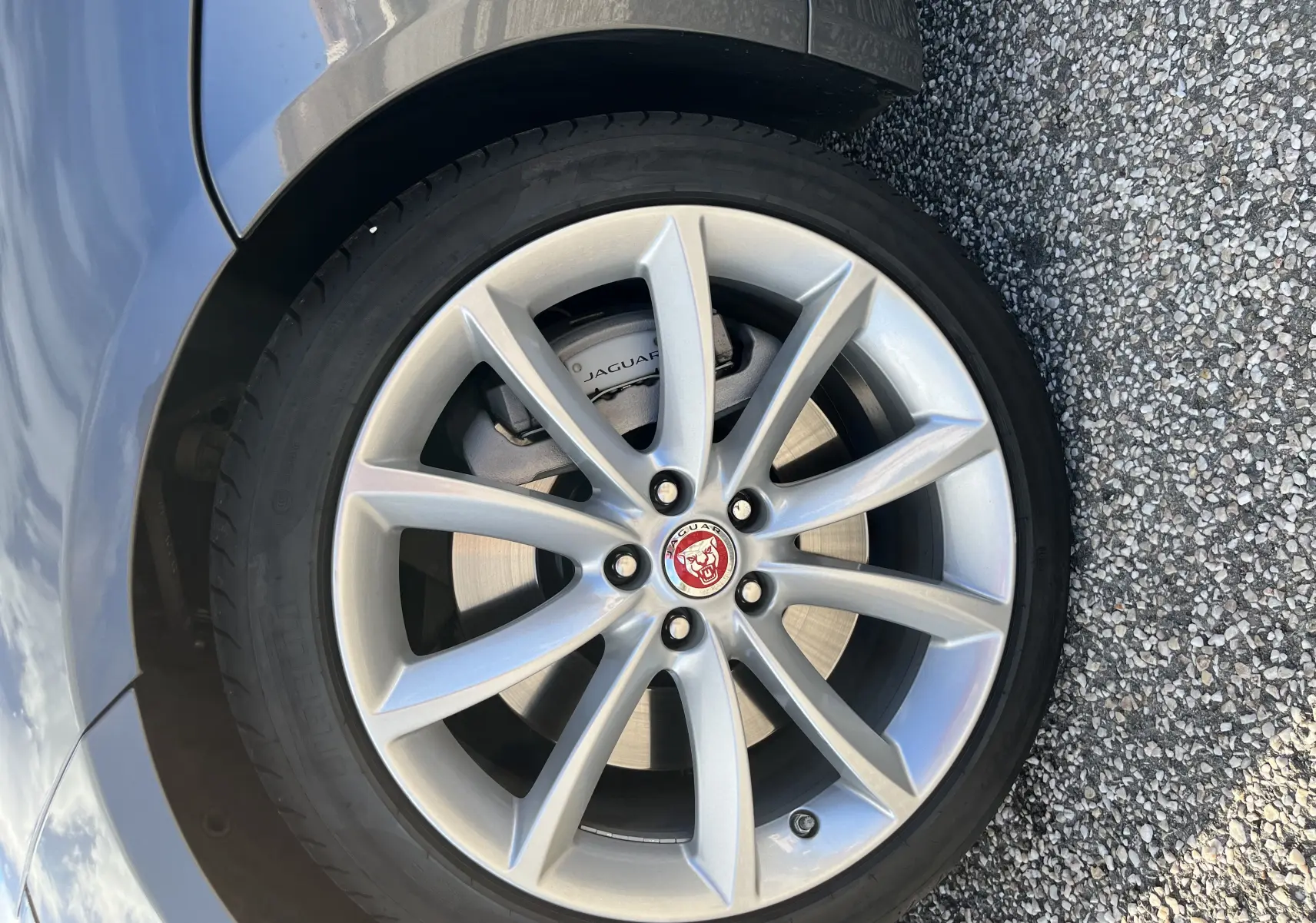 Gros plan sur la jante 19 pouces 10 branches argentée de la Jaguar F-TYPE II Coupe gris Corris, avec logo Jaguar au centre.