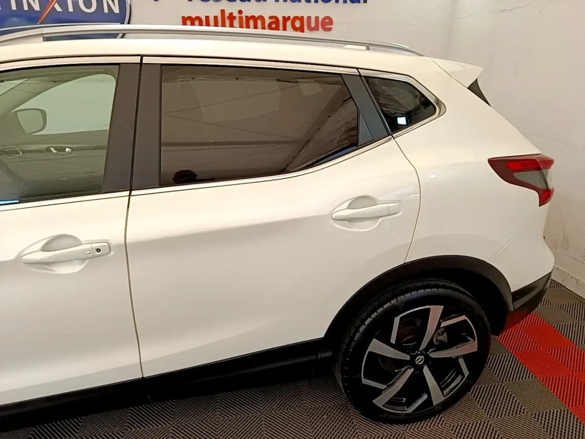 Vue latérale droite du Nissan Qashqai blanc 2019 avec jantes alliage et vitres teintées.