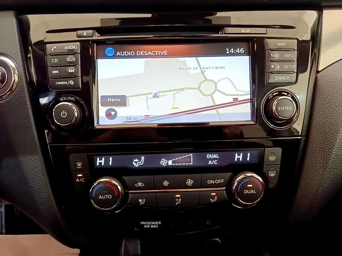Vue rapprochée du tableau de bord noir du Nissan Qashqai 1.3 DIG-T 140 Tekna avec écran tactile de navigation et commandes climatisation dual zone.