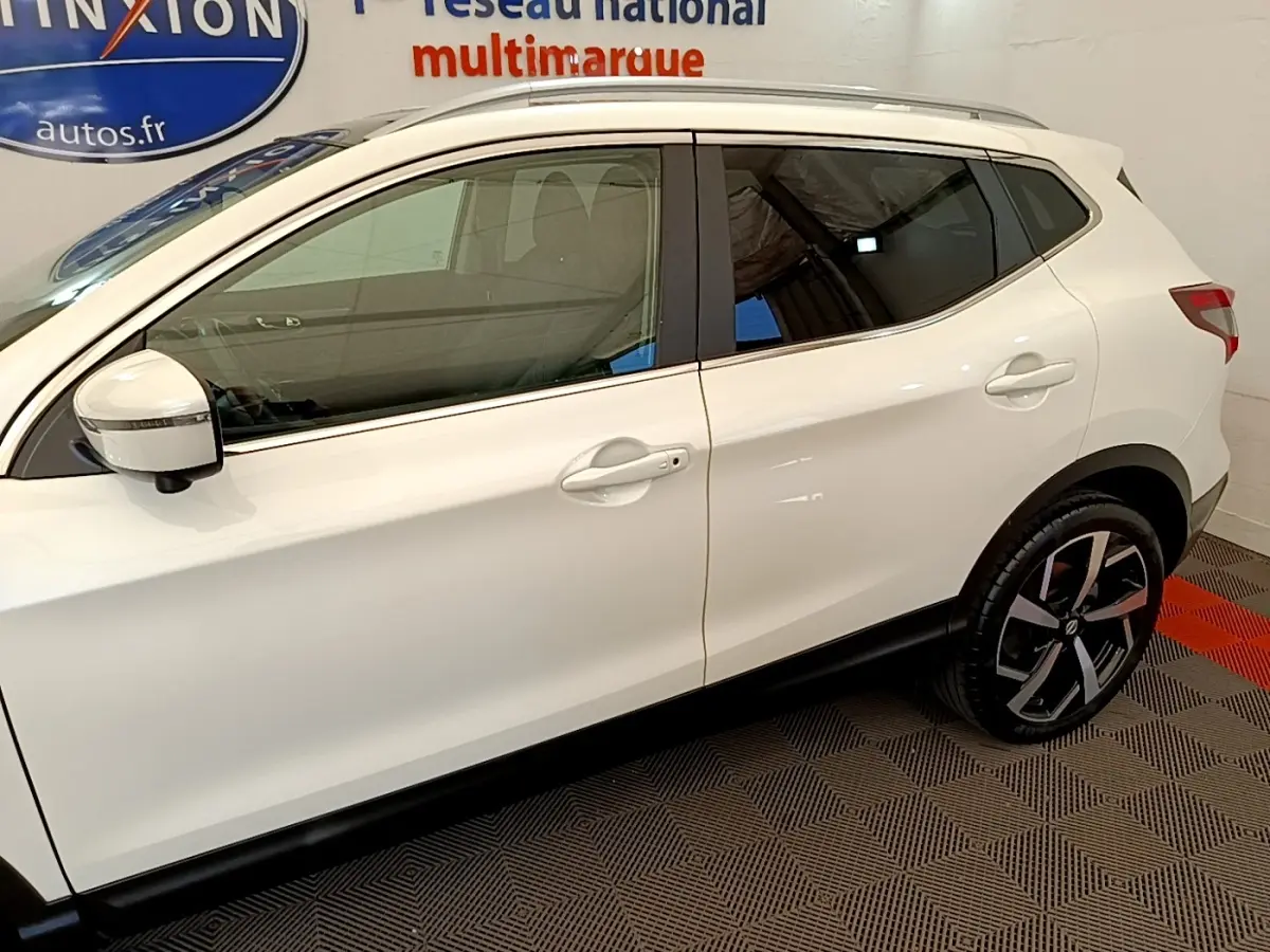 Vue latérale droite du Nissan Qashqai blanc 2019 avec jantes alliage et rétroviseurs blancs.