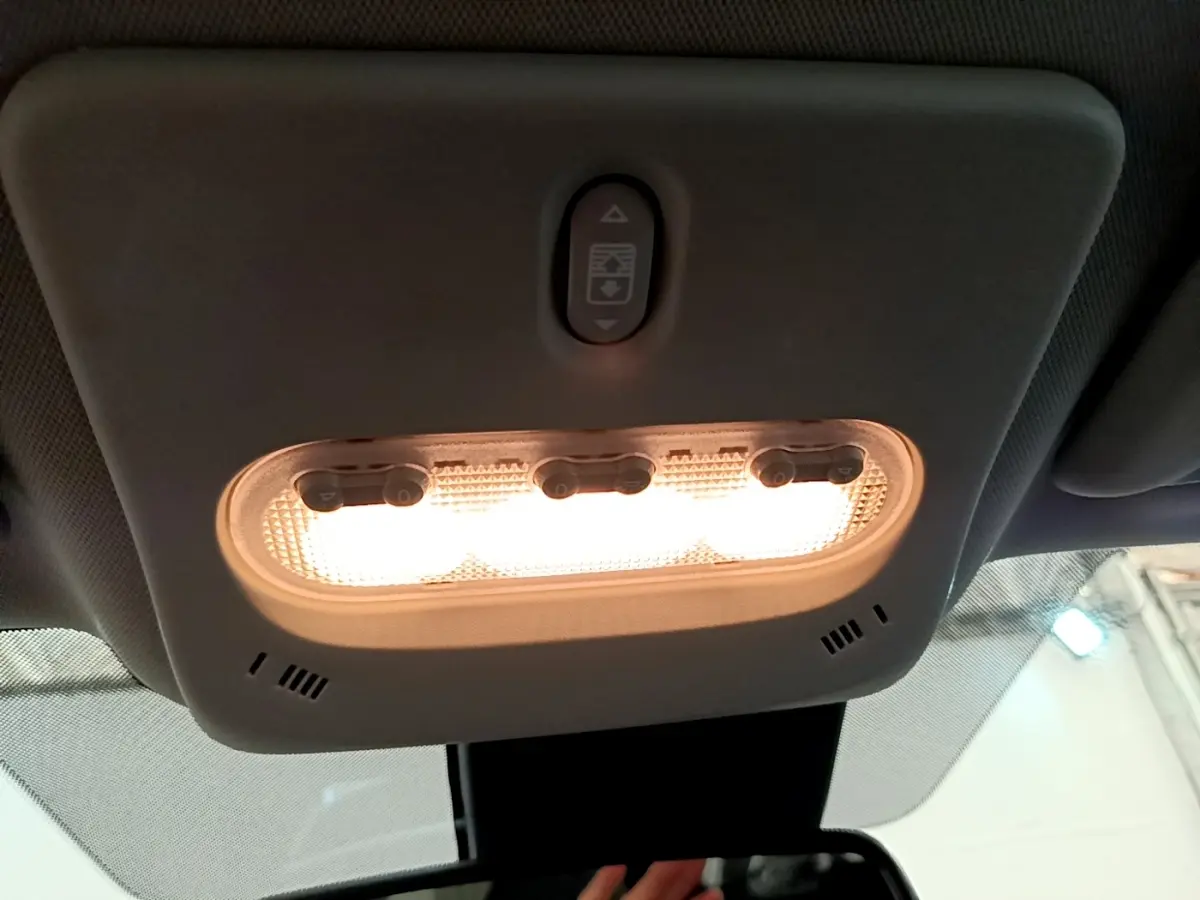Plafonnier intérieur allumé avec commandes, vue du toit du Nissan Qashqai blanc 2019, version Tekna.