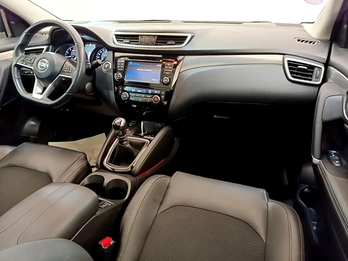 Intérieur noir du Nissan Qashqai 1.3 DIG-T 140 Tekna 2019, vue de face sur le tableau de bord et la boîte manuelle.