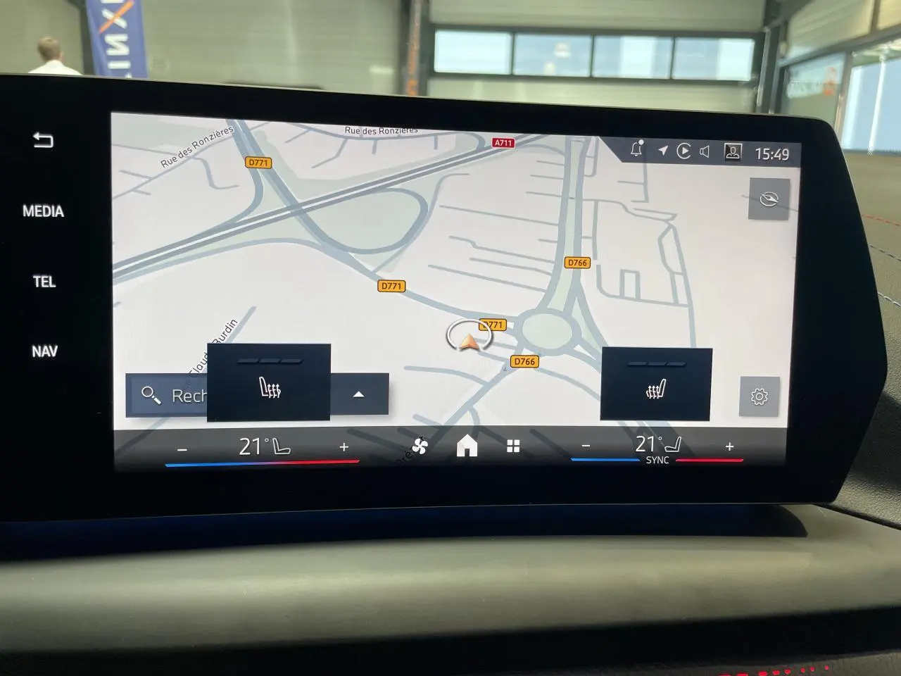 Écran central de navigation et climatisation affichant une carte, dans une BMW Série 1 120d M Sport gris 2025.
