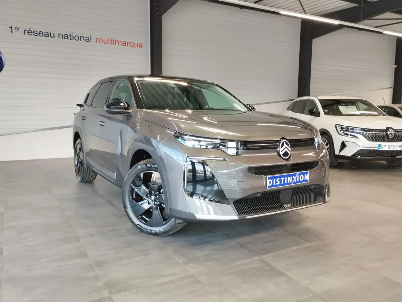 Citroën C5 Aircross gris platine en 3/4 avant droit, avec calandre noir brillant et jantes alliage 19 pouces.