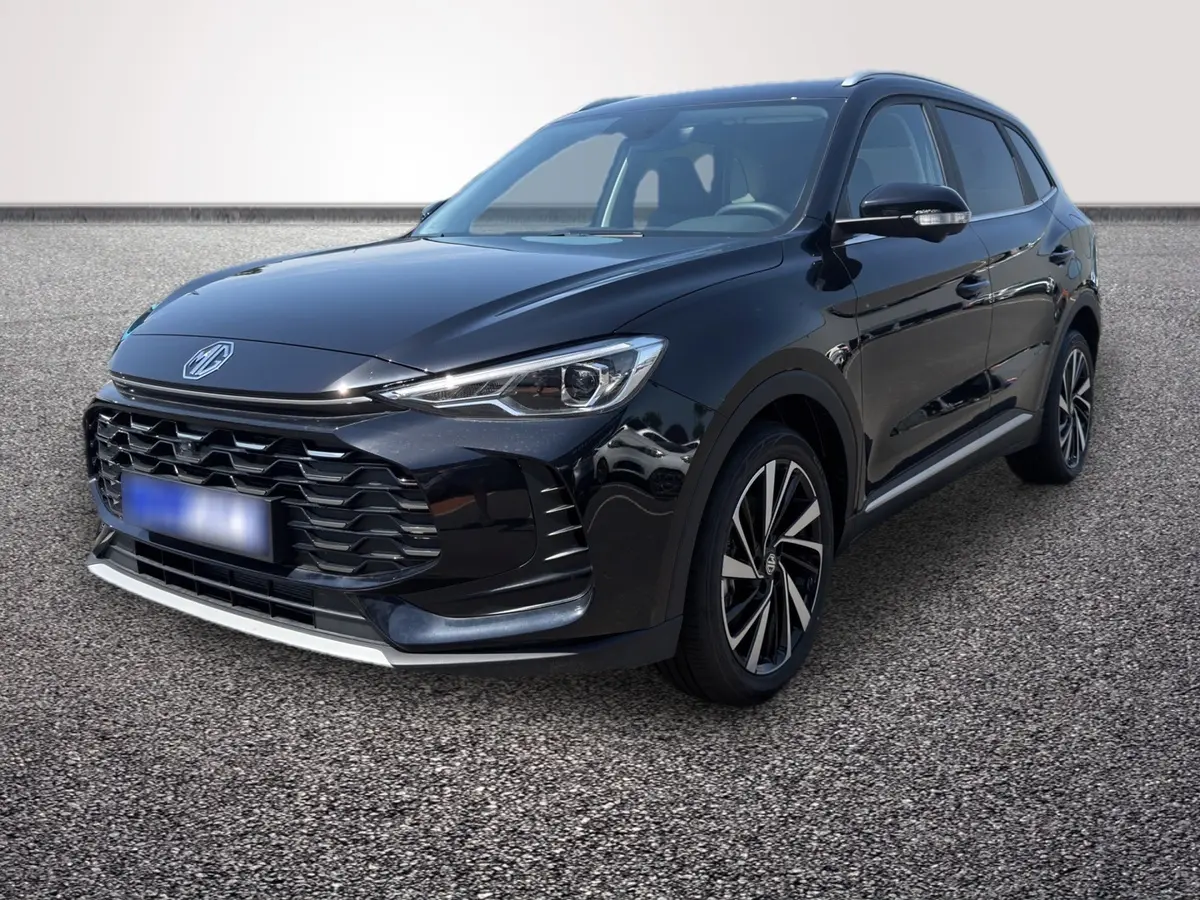 MG ZS 1.5L Hybrid+ Luxury noir en 3/4 avant droit, avec calandre large et jantes alliage distinctives.