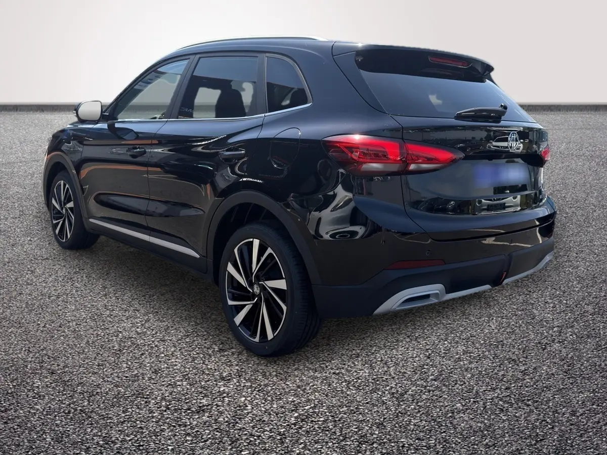 Vue 3/4 arrière droite du SUV MG ZS noir 2026 avec jantes alliage et feux arrière LED distinctifs.