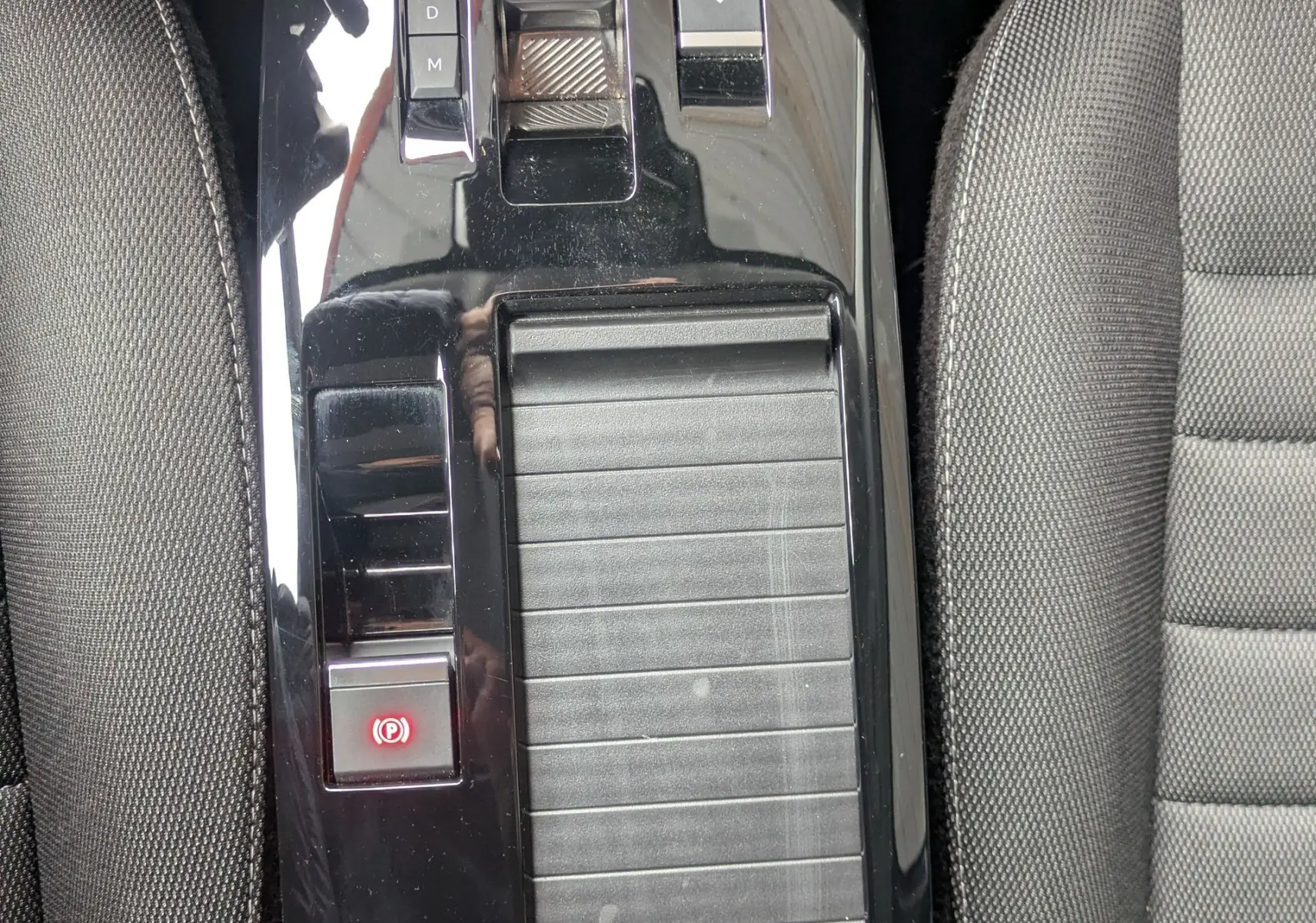 Gros plan sur la partie droite du volant noir de la Citroën C4 Hybrid 145, avec commandes audio et régulateur.