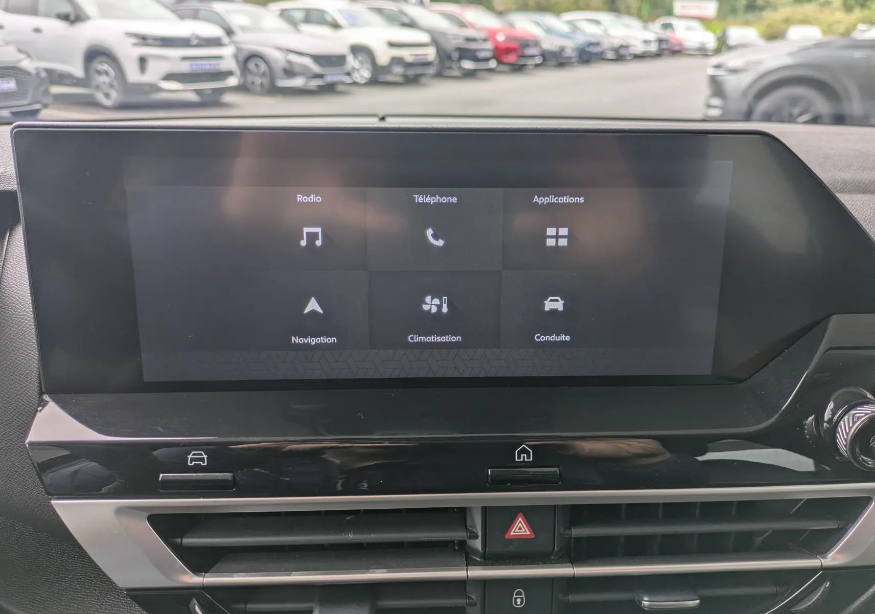 Vue rapprochée du tableau de bord de la Citroën C4 Hybrid 145 E-DCS6 Plus 2025, montrant les commandes de climatisation automatique.