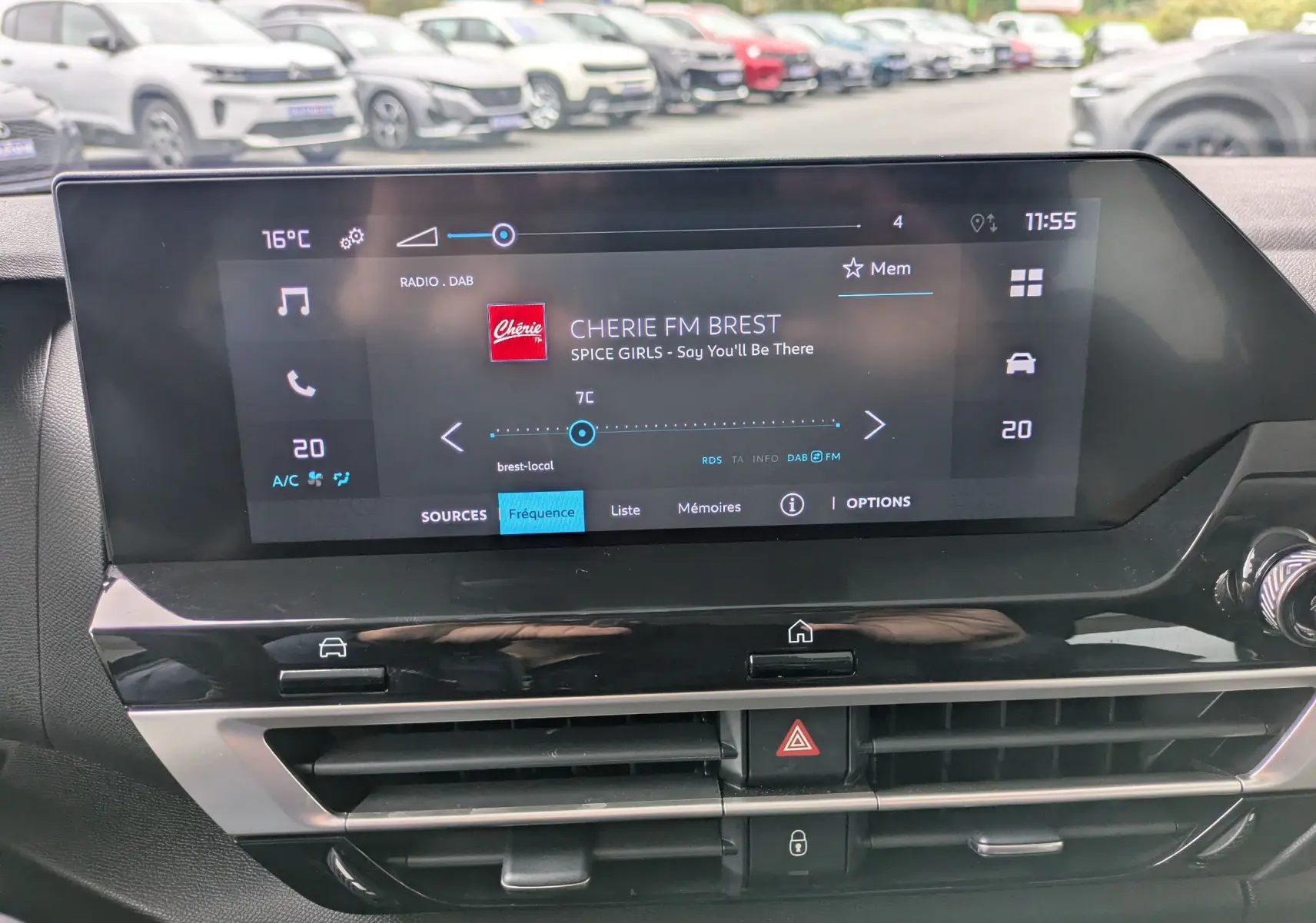 Écran tactile 10 pouces du tableau de bord de la Citroën C4 Hybrid 145 en vue frontale, avec commandes digitales visibles.