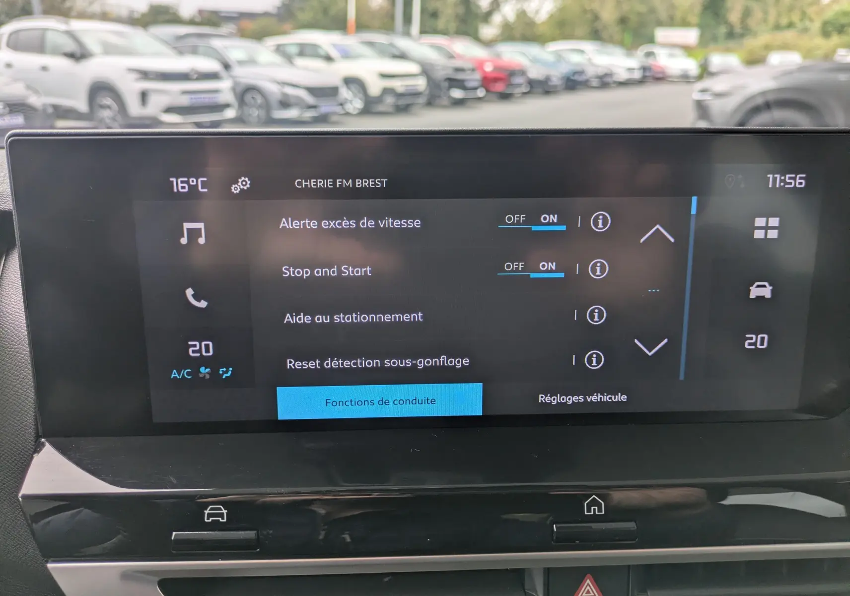 Écran 10 pouces de la Citroën C4 Hybrid 145 E-DCS6 Plus affichant la caméra de recul et le radar arrière.