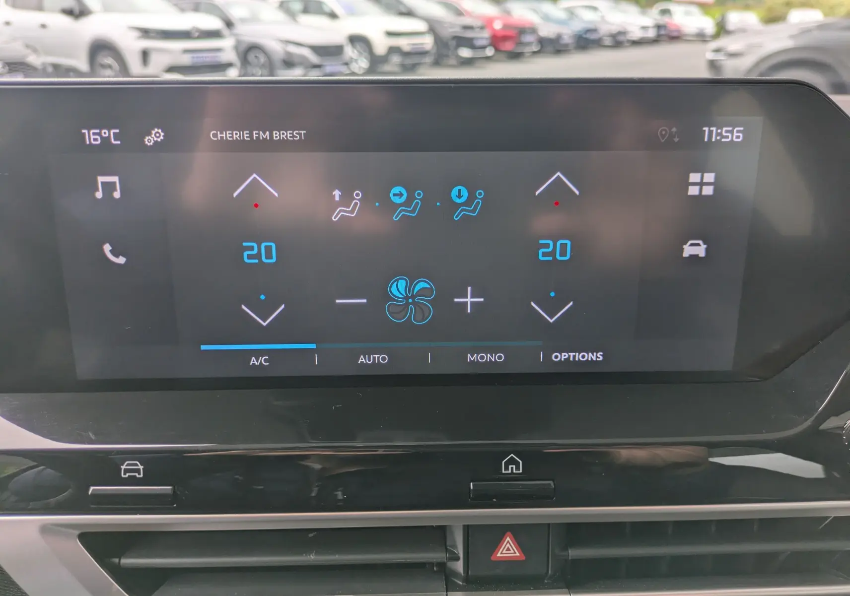 Écran tactile 10 pouces du tableau de bord du Citroën C4 Hybrid 145 en vue frontale, affichant les réglages de sécurité.