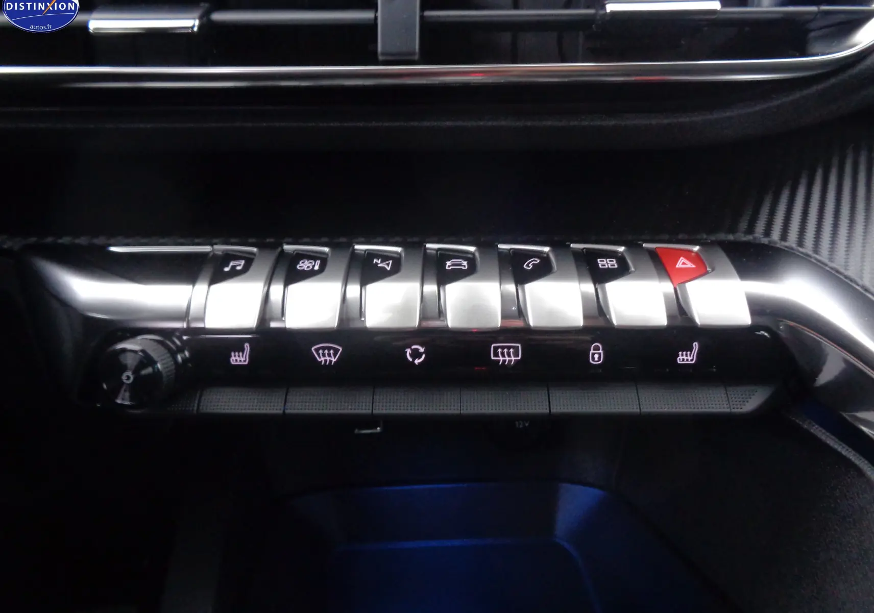 Gros plan sur la rangée de commandes argentées et noires du tableau de bord du Peugeot 5008 gris platinium 2023.