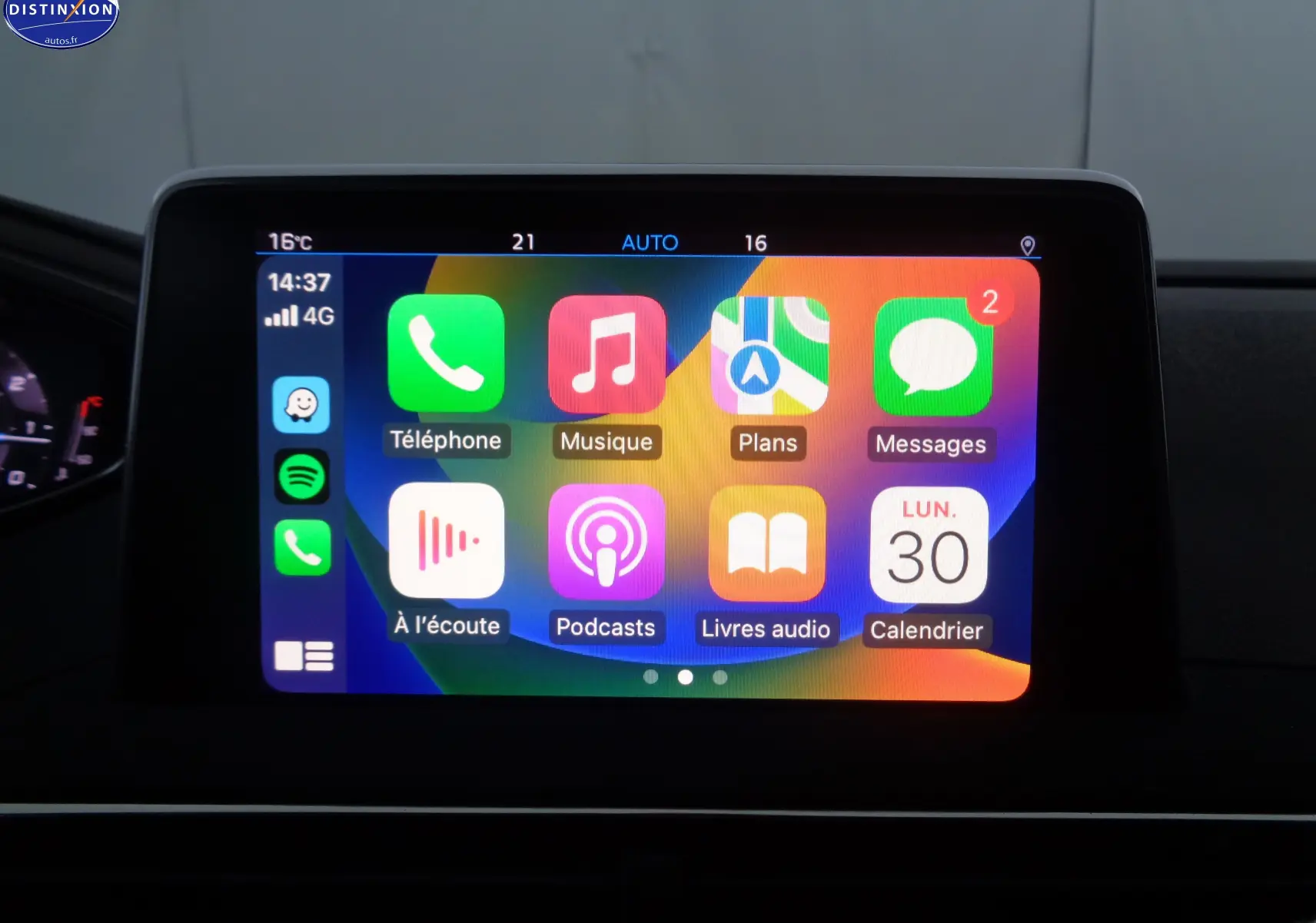 Écran tactile central de la Peugeot 5008 2023 affichant les applications Apple CarPlay dans l'habitacle.