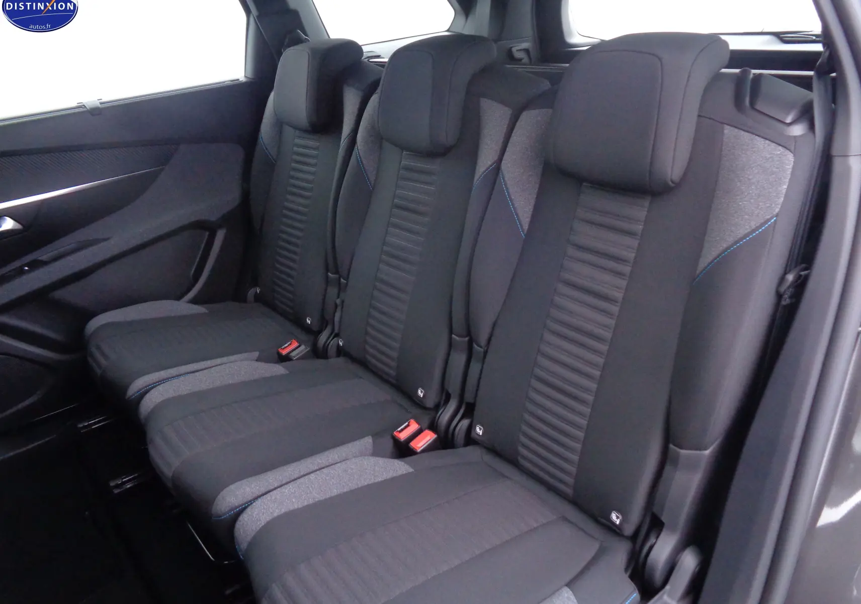 Vue intérieure des sièges arrière en tissu noir et gris du Peugeot 5008 gris platinium de 2023, version Active Pack.