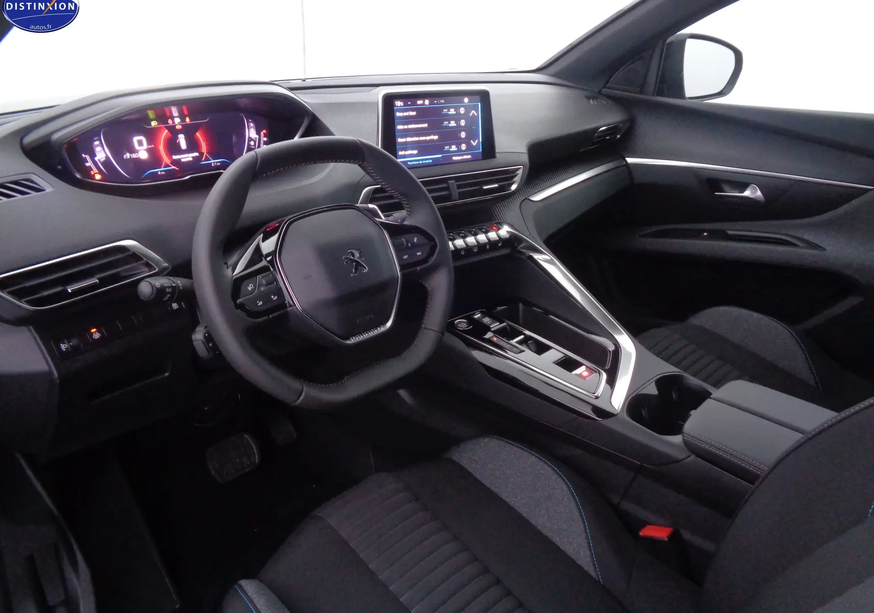 Intérieur du Peugeot 5008 2023 vu côté conducteur, tableau de bord numérique et écran tactile central avec finitions noires et tissu gris.