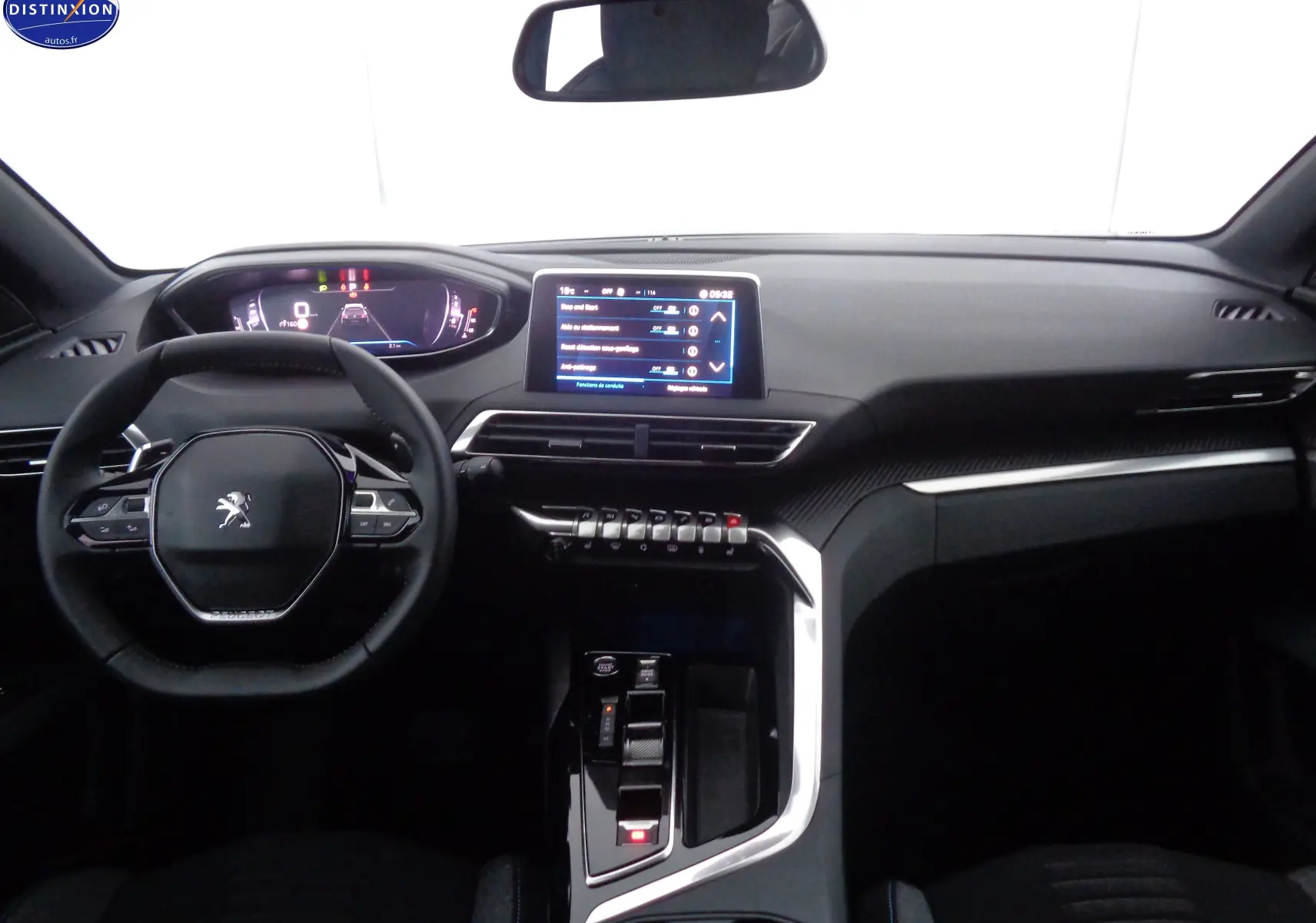 Intérieur Peugeot 5008 gris platinium 2023, vue frontale du tableau de bord avec écran tactile et volant compact.