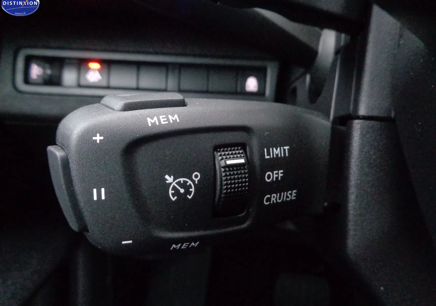 Gros plan sur la commande de régulateur de vitesse du Peugeot 5008 gris platinium, avec molette et boutons MEM, LIMIT, CRUISE.