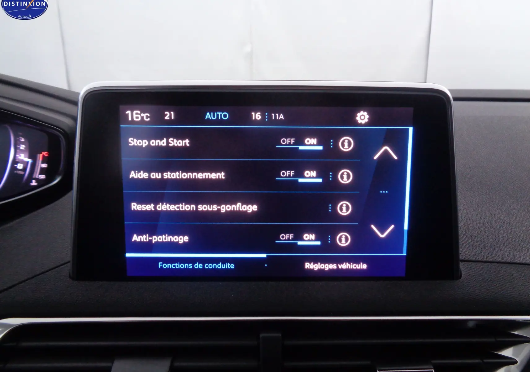 Écran tactile central du tableau de bord du Peugeot 5008 gris platinium, affichant les réglages d'aide à la conduite.