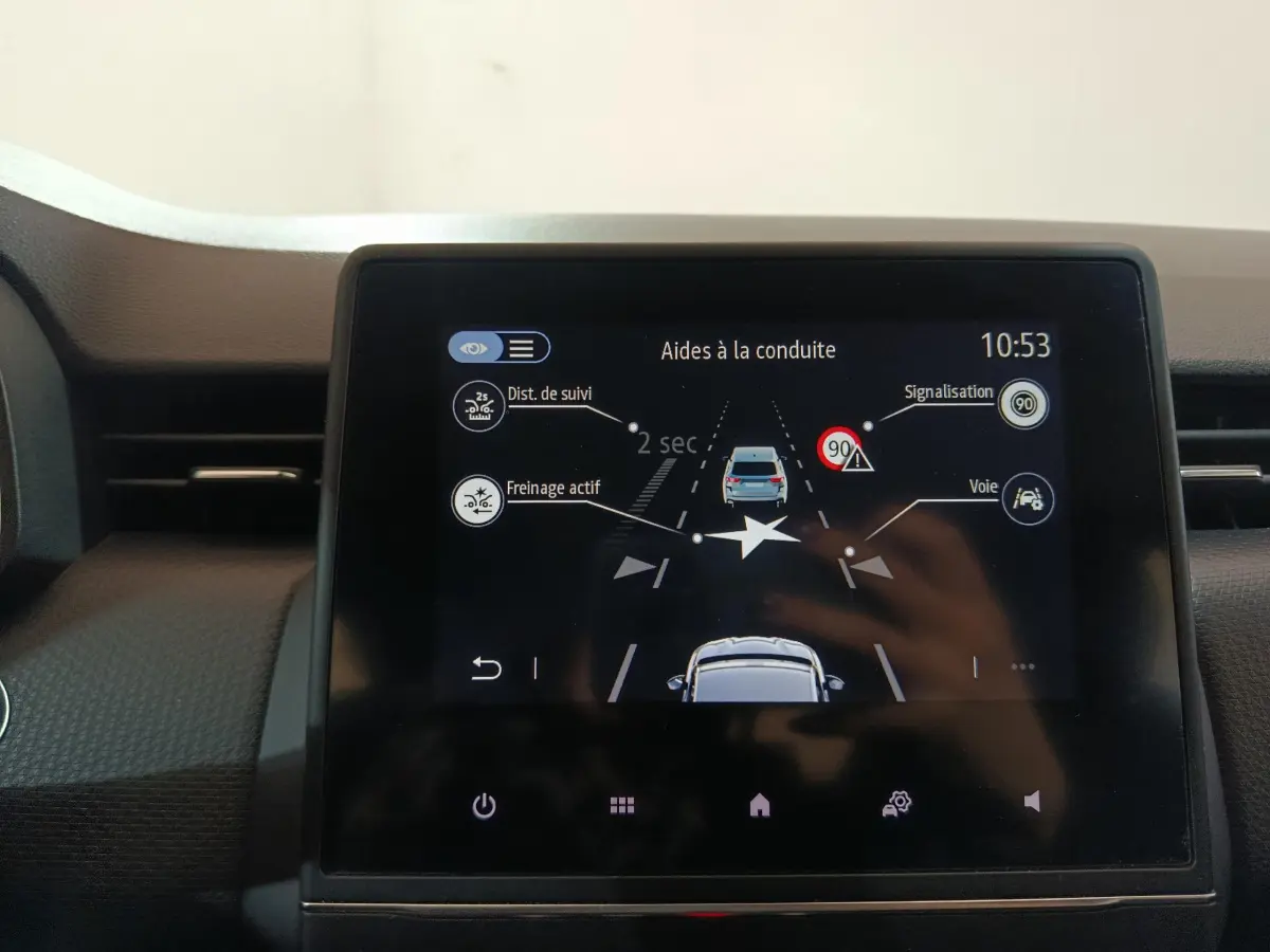 Écran tactile intérieur de la Renault Clio Business TCe 90 montrant les aides à la conduite en vue frontale.