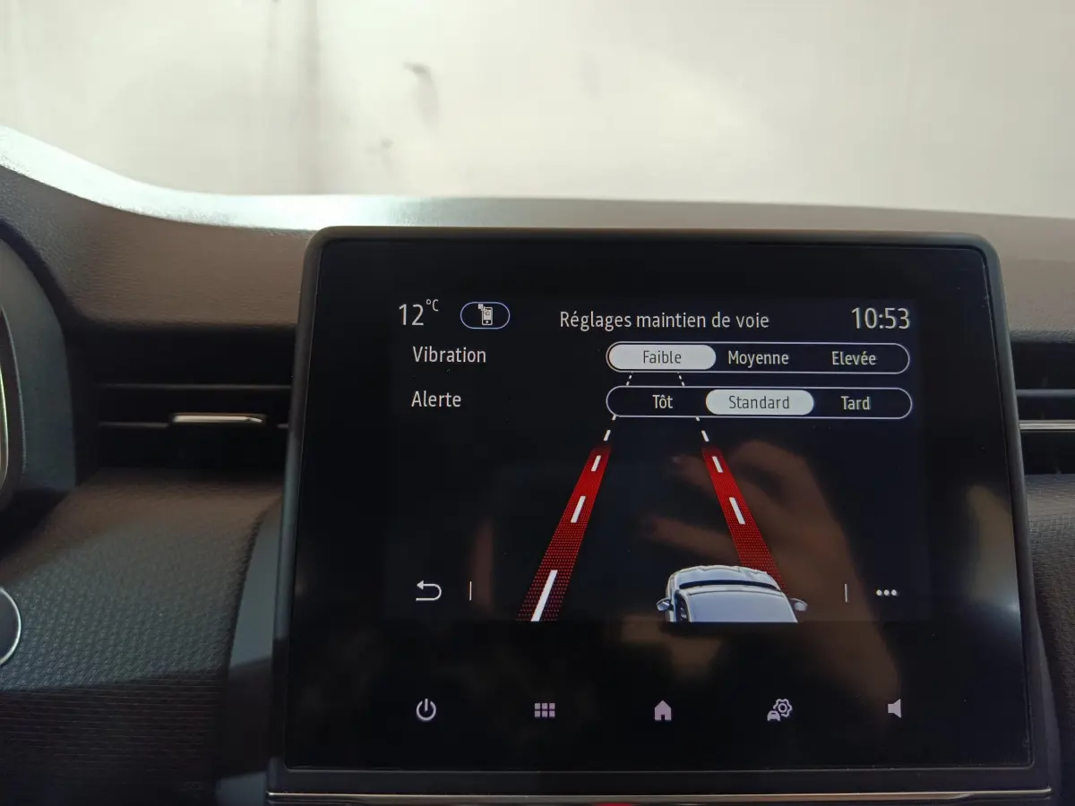 Écran tactile central de la Renault Clio Business blanc montrant les réglages du maintien de voie.