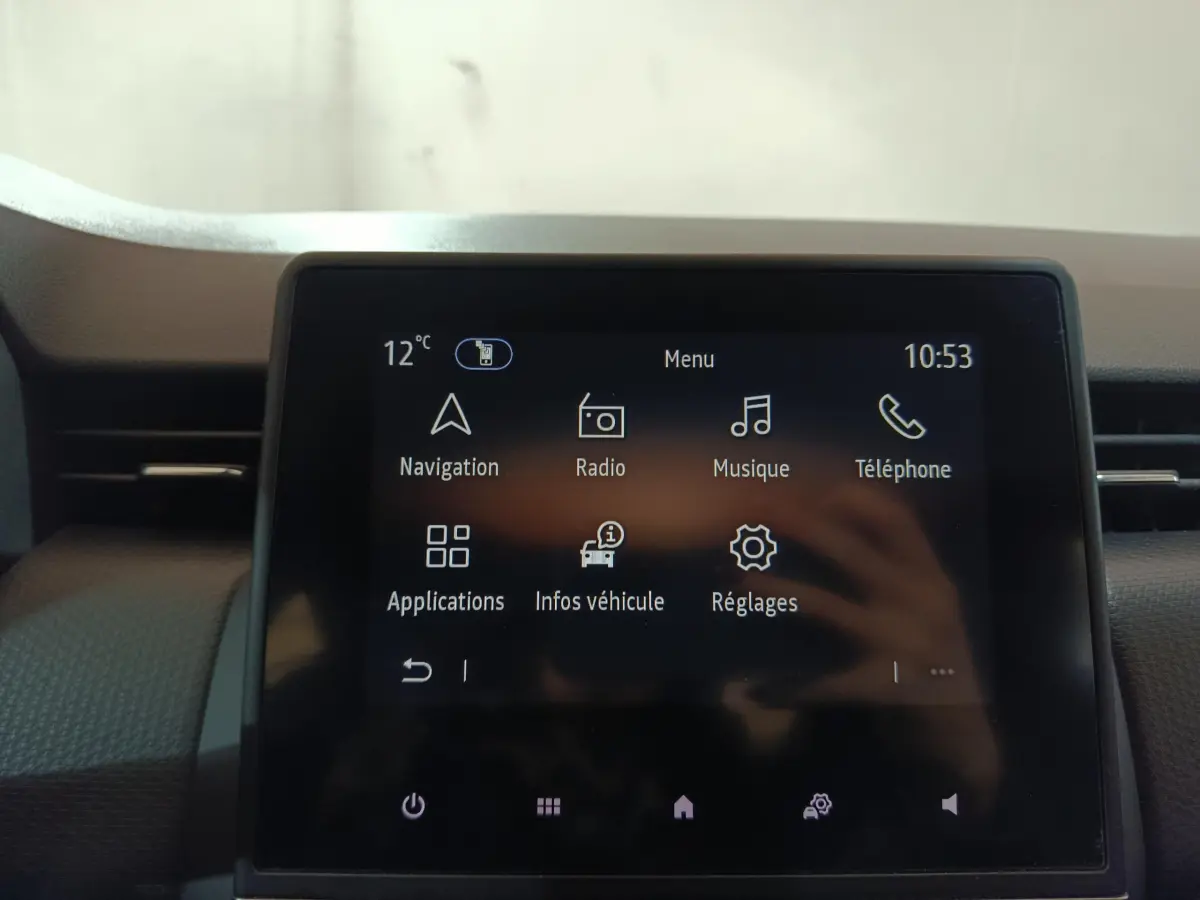 Écran tactile central de la Renault Clio Business TCe 90 blanc 2021 affichant le menu principal multimédia.