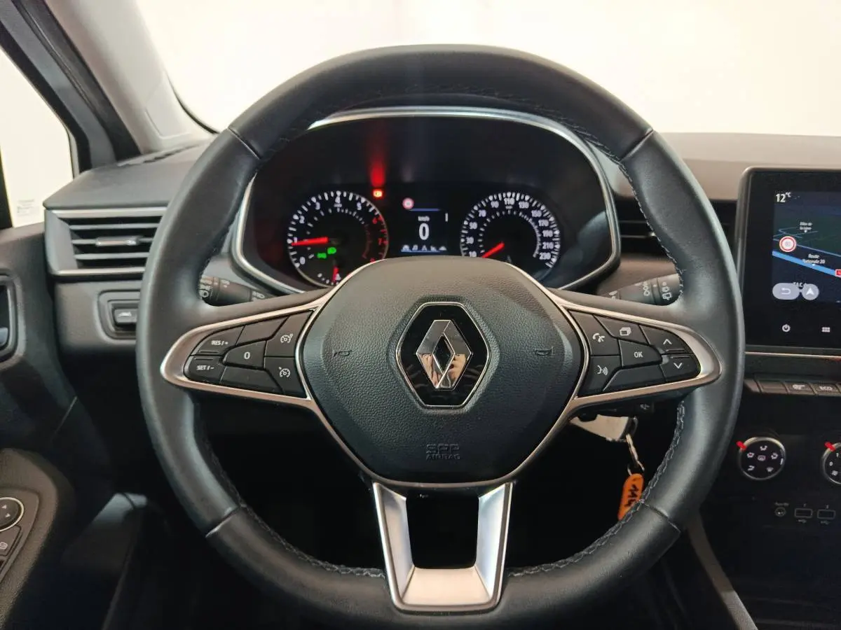 Volant en cuir noir avec logo Renault au centre, tableau de bord et écran tactile du Renault Clio Business TCe 90 2021.