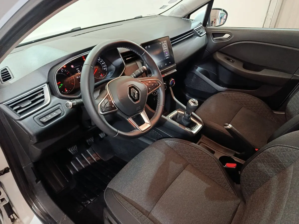 Intérieur avant droit de la Renault Clio Business TCe 90 2021 avec volant cuir et écran tactile central.