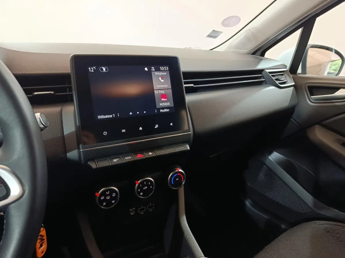 Intérieur de Renault Clio Business TCe 90 2021, vue côté passager sur tableau de bord et écran tactile central.